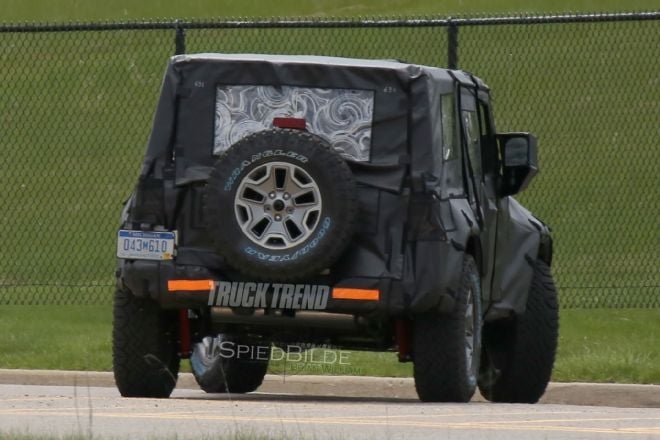 2018-jeep-wrangler-jl-rear-view-cornering